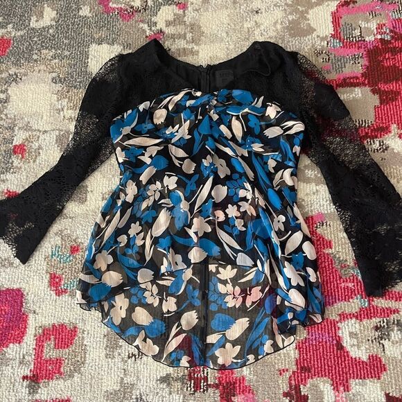 Beautiful new blouse - Picture 1 of 4